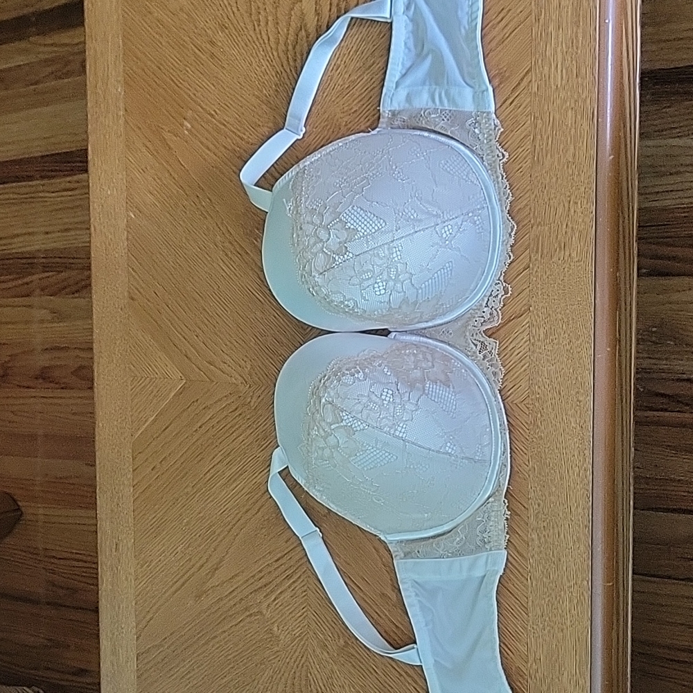 Bra cacique 40F cream with gold lace
